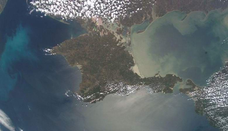 Krím lassan, de könyörtelenül vitorlázik Oroszország szárazföldjére