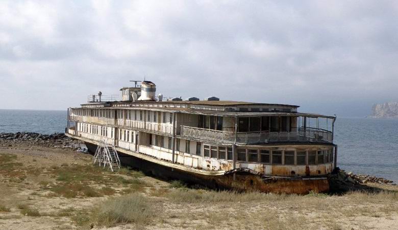 A krími szellemet elfoglalt egy elhagyott hajóban