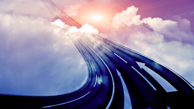 Egy apró felhő úszott az út mentén, és szárnyalni az ég felé