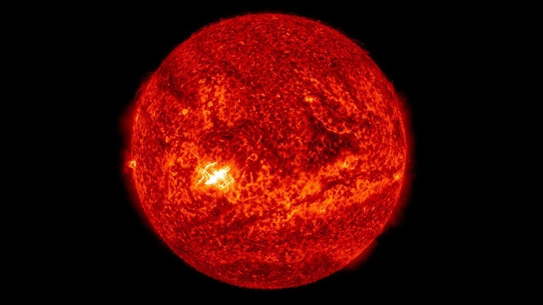 Egy nagy UFO elrejtette a napot (VIDEO)