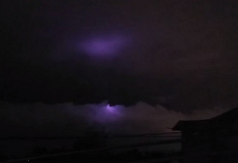 Valaki be- és kikapcsolja az ég titokzatos lámpáit