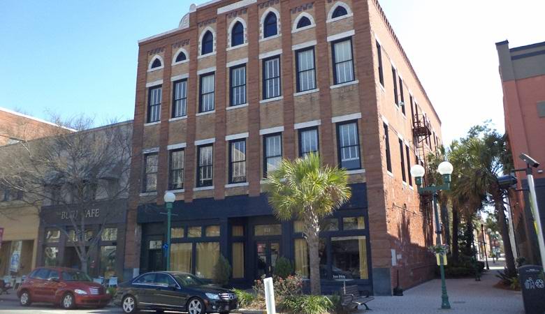 Ki és miért rakott ezer emberi fogat a falba