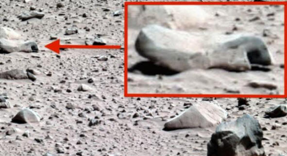 Ki tette még négyzet alakú lyukakat a marsi kövekbe?