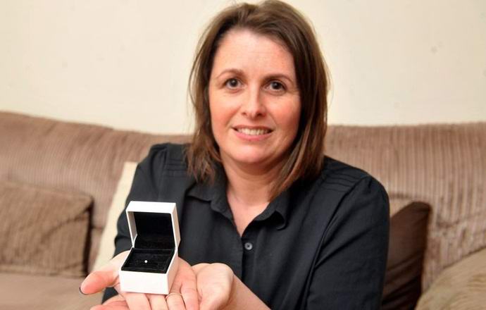 Egy csirke tojást fektetett gyémánttal