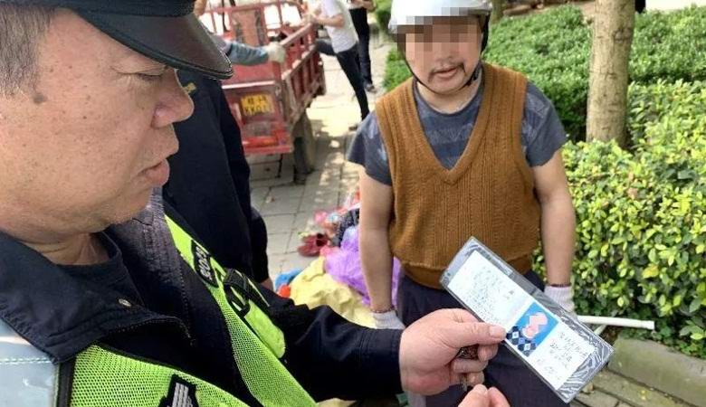 Egy lusta kínai ember motorozott kézzel rajzolt jogokkal