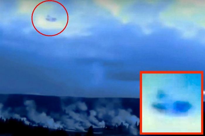 Idegen repülőgép köröz a Yellowstone Park felett