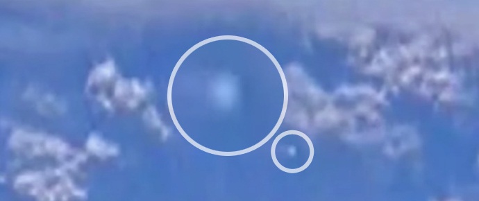 Repülő csészealj egy kitörő vulkán fölött.