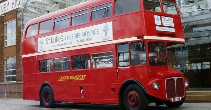 A londoniak buszt vettek fel egy ember megmentésére