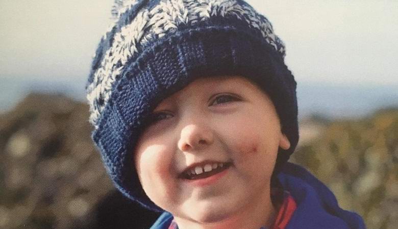 Egy fénysugár esett az égből egy közepes fiúnál