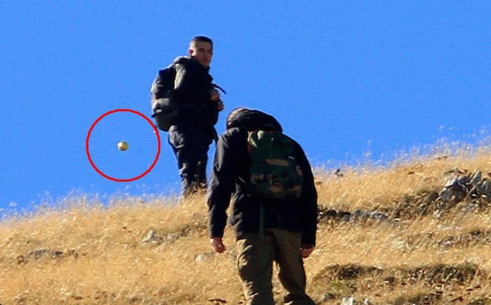 Az idegen turisták kíváncsi vagy biztonsági hálója?