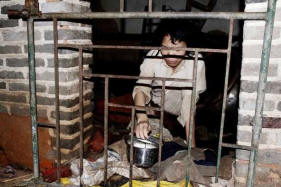 A 12 éves szerető férj ketrecben veszi feleségét