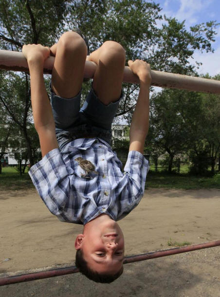 boy n sparrow02 fiú és veréb