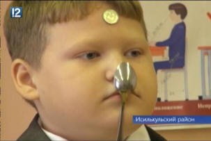 Egy fiú áramütés után kanálokat és érméket húz magához.