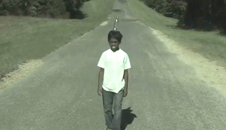 Egy fiú, akinek palackja van a fején, aki csodákat végzett