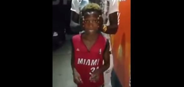 A fiú tudja, hogyan fordítsa meg a fejét 180 fokkal