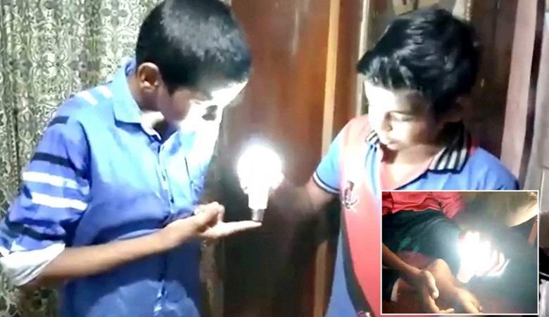 A fiú a kezével megvilágítja a LED-lámpákat.