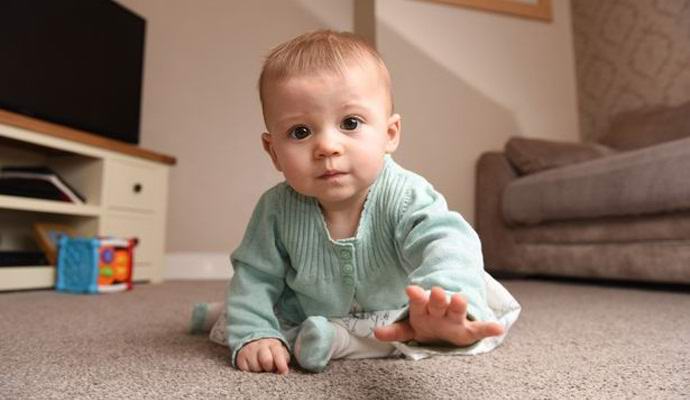 Egy kislány egy szellemet néz egy csodálatos videóban