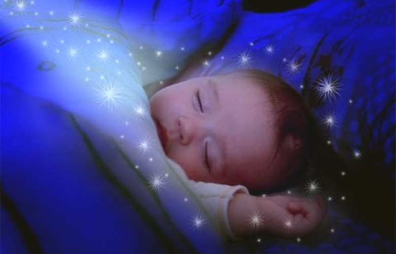 A gyerek furcsa módon felemeli a kezét egy álomban, ezzel szórakoztatva a szüleit.