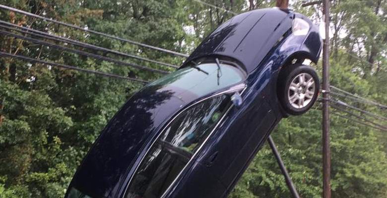 Az autó egyenesen állt az úton