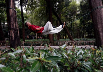 A kung fu mester aludhat egy kötélen fekve.