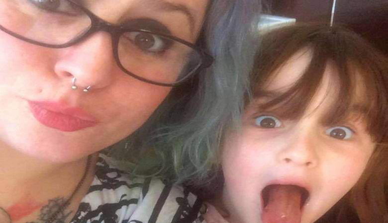 Anya és lánya fantomot vett észre egy régi lakásuk képein