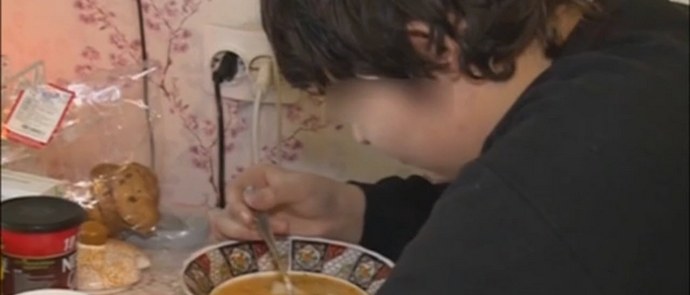 Anyja, aki fia túlzott gondozása miatt megfosztotta a szülői jogoktól