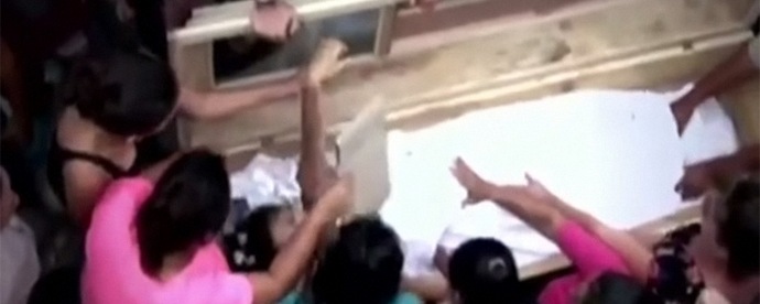 A halott lány hirtelen életre keltette a temetést