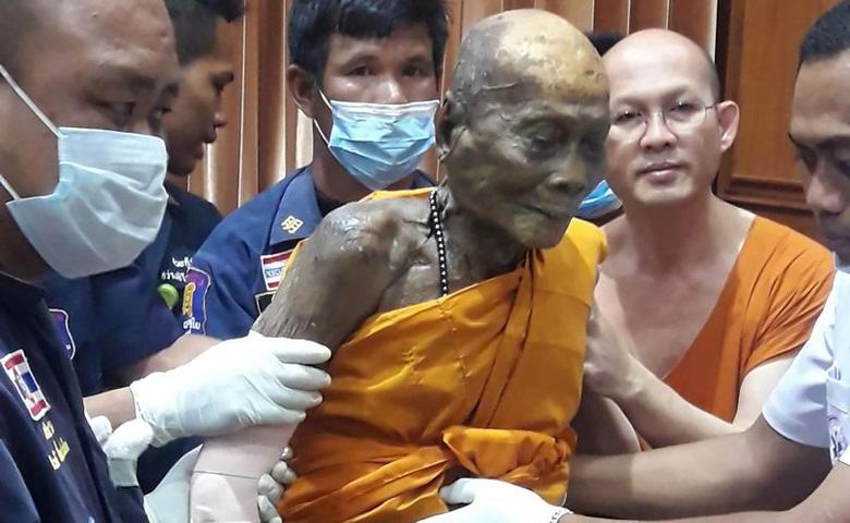 A halott buddhista szerzetes egy koporsóban elmosolyodott