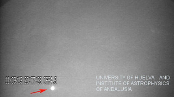 Vaku meteorit esésekor a Hold felhők tengerében 2013. szeptember 11-én