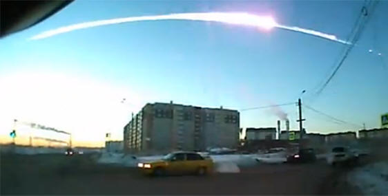 A szemtanúk olyan tűzgolyókról beszélnek, amelyek nyomokat hagytak az égen