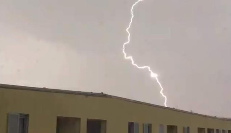 Villám rejtett egy titokzatos háromszög UFO-t