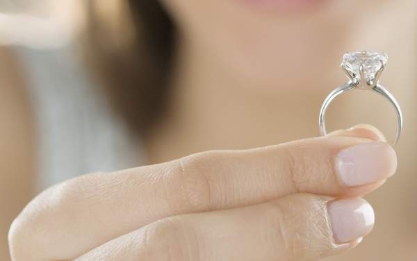 lehet-e valaki más esküvői gyűrűjét viselni? 