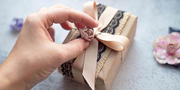 lehetséges-e átadni az ajándékokat ómen? 