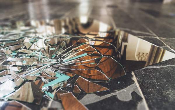 mi történik, ha egy törött tükörbe néz 