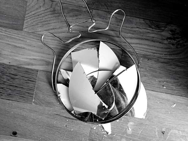 a törött tükörbe nézett 