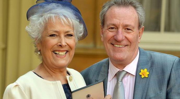 A késő színésznő férje kapcsolatban áll a szellemével.