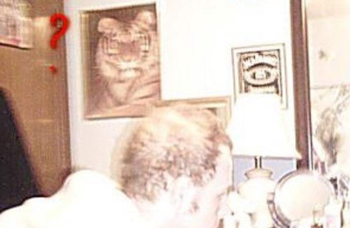 Egy ember egy szellemet fedezett fel a szemüvegben egy régi fotón