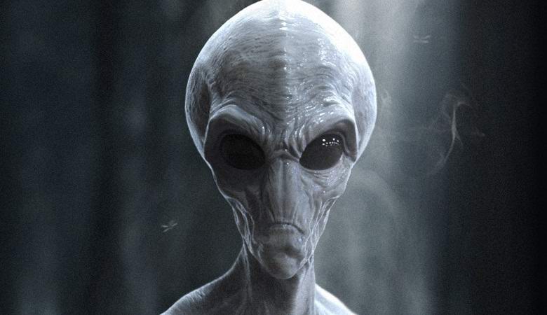 Egy ember azt állítja, hogy fényképezett egy idegent a saját házában