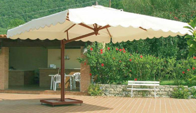 Egy ember repült a levegőbe utcai esernyőn