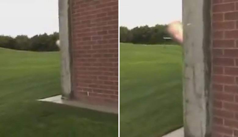 Egy ember elfoglalt egy videót egy videóban, amely mögötte bámult