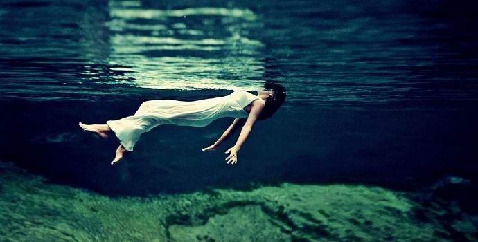 A férfi megtiltotta, hogy megmentse a fulladó lányát.