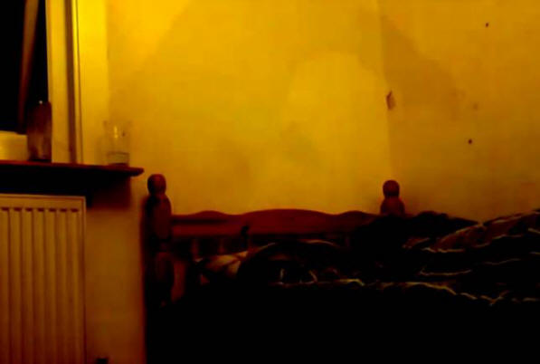 Egy ember egy ködös árnyékot fényképezett az ágyának fején található kamerán.