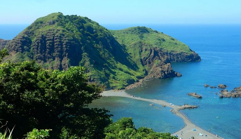 Egy szellemcsónak öt emberi csontvázával partra dobták