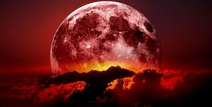 Három UFO-t vörös hold ellen észleltek