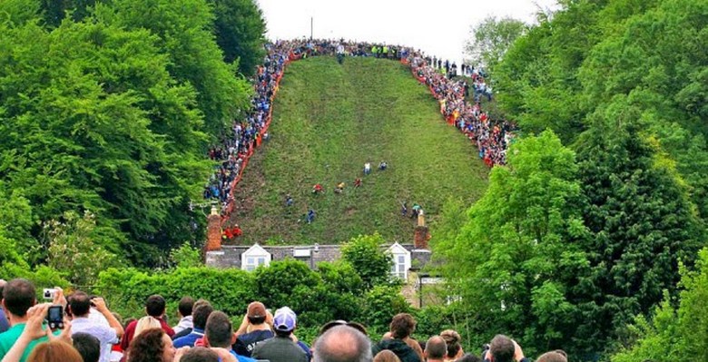 Hagyományos sajtversenyek a Gloucestershire-i Cooper-hegyen