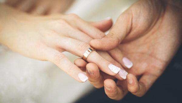 amelyeken az ujjak gyűrűk 