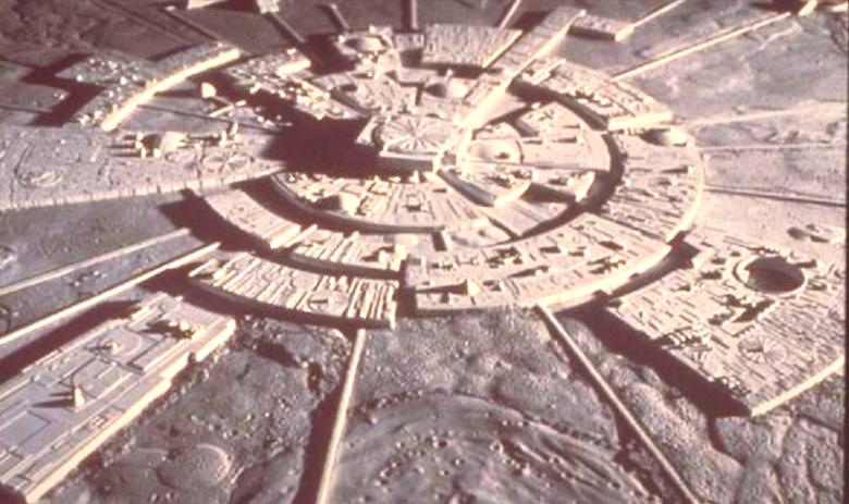 A Holdon valaki mesterséges szerkezeteket épít fel