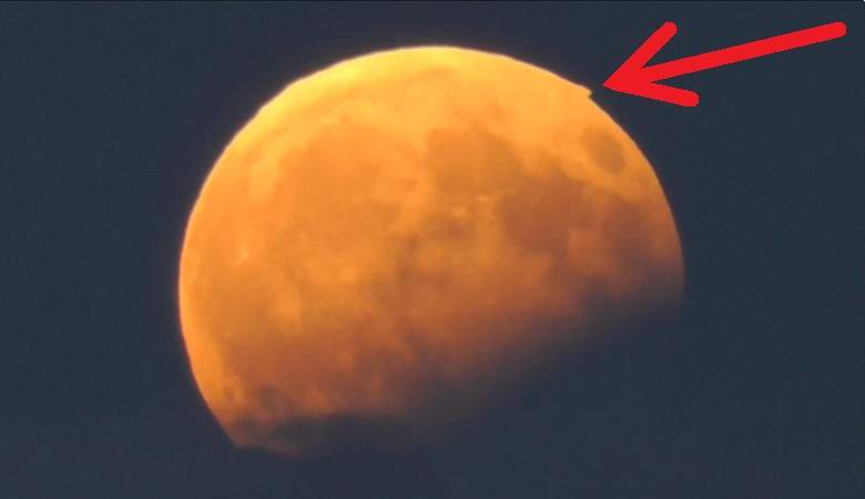 A holdon egy napfogyatkozás során található piramisok