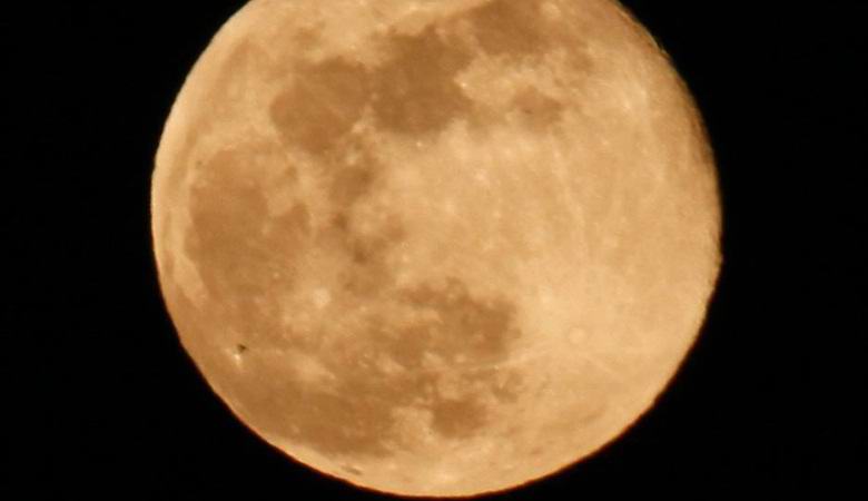 A Holdon egy sötét piramis észrevehető