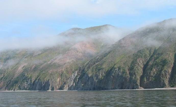 Érthetetlen barlang dísz jelent meg az orosz szigeten